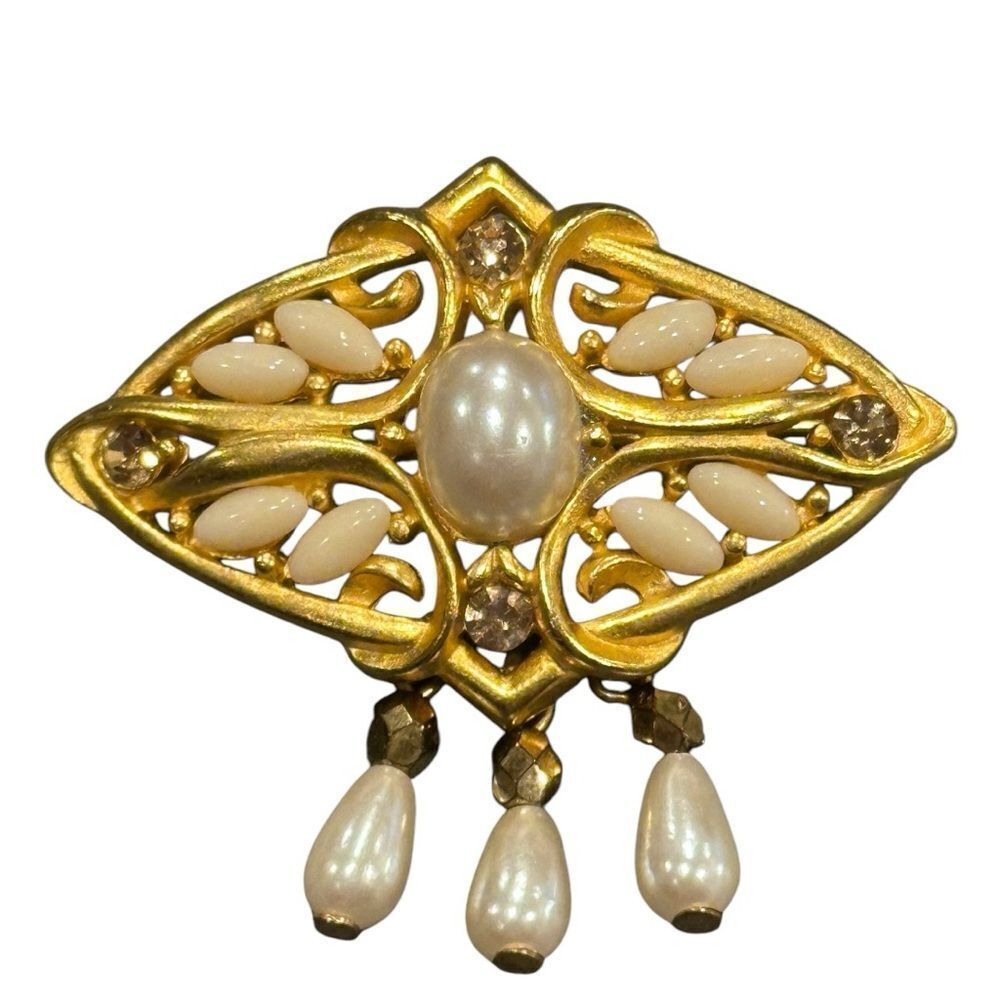 Elegant Gold and Cream Brooch pearls